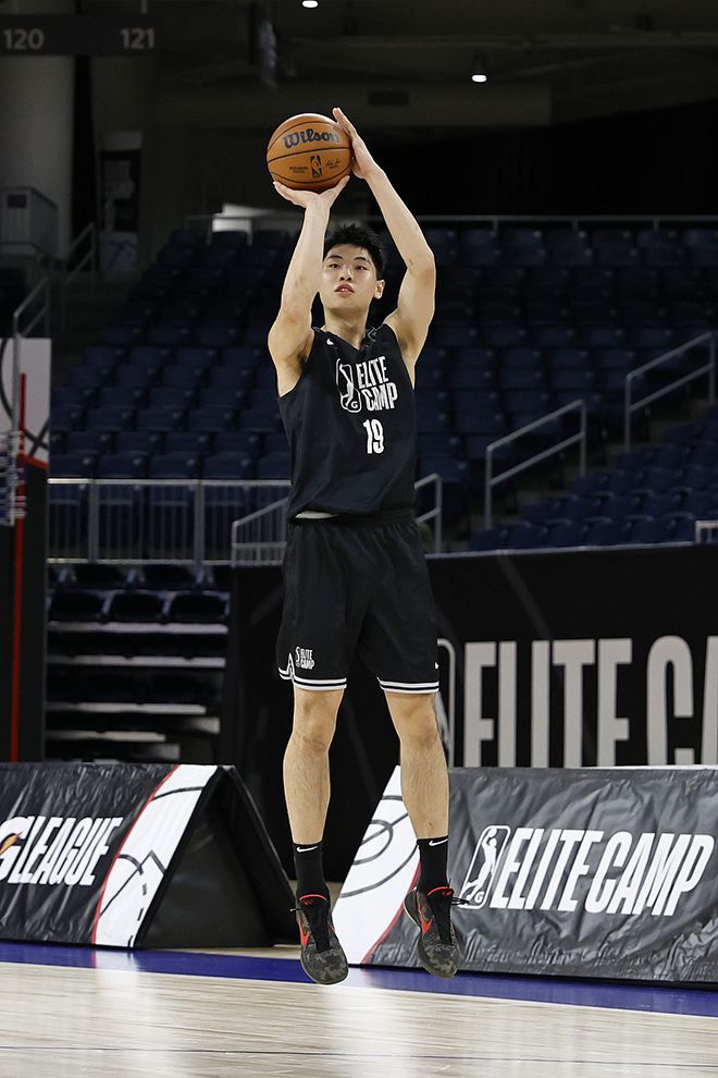 추이융시는 NBA G리그 엘리트 캠프에서 25차례 3점 슛을 시도하여 23번 성공했다. 사진=중국공산당 중앙선전부 방송 ‘중궈궈지뎬스타이’ 영상 화면