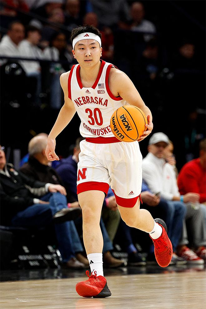 도미나가 게이세이가 2032-24 미국대학스포츠협회 1부리그 빅텐 콘퍼런스 토너먼트 준준결승에서 네브래스카대학교 링컨 캠퍼스의 볼을 드리블하고 있다. 사진=Getty Images=연합뉴스 제공