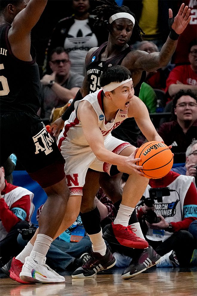 도미나가 게이세이가 2024 NCAA 디비전1 전국농구선수권대회 64강전 집중 견제를 받고 있다. 사진=AP=연합뉴스 제공