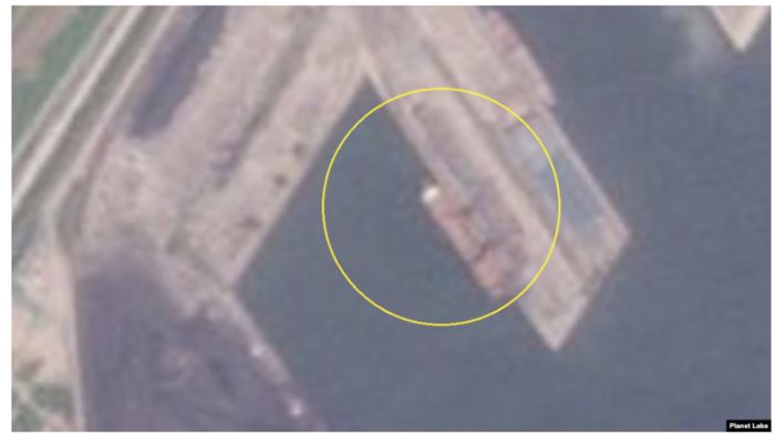 북러 무기 거래 현장으로 알려진 라진항에서 29일 컨테이너와 함께 대형 선박(원 안)이 발견됐다. [사진 = 미국의소리]