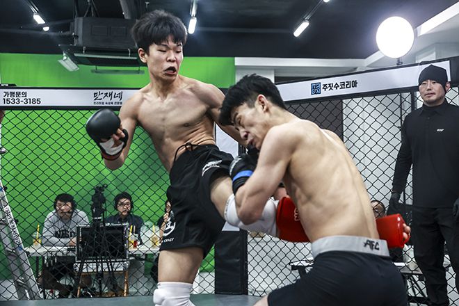 이영웅(왼쪽)이 KMMA 플라이급 챔피언 결정전에서 박찬수를 공격하고 있다. 사진=스탠다드앤드프로그레스 스포츠에이전시 제공