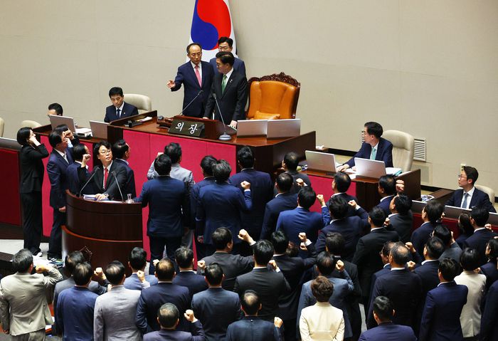 지난 4일 오후 국회에서 열린 본회의에서 우원식 국회의장이 곽규택 국민의힘 의원에게 무제한토론을 종료할 것을 요청하자, 추경호 원내대표를 비롯한 국민의힘 의원들이 항의하고 있다. [사진 출처 = 연합뉴스]