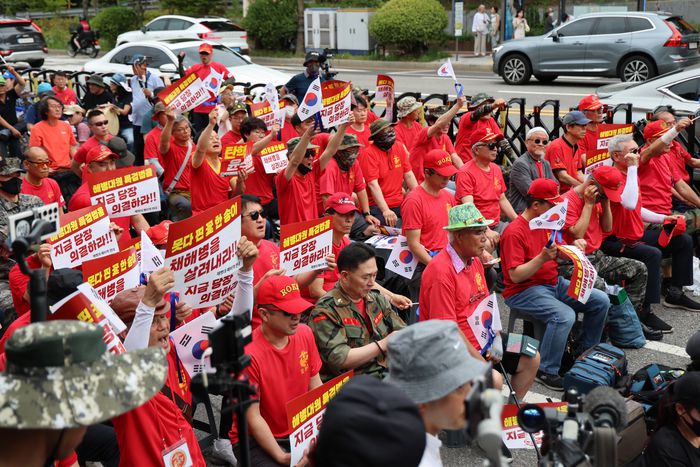 지난달 29일 오후 서울 지하철 6호선 한강진역 인근에서 열린 해병대 예비역연대 주최 ‘해병대원 순직 및 수사외압 사건 특검법, 국정조사 촉구 범국민 집회’ 참가자들이 손팻말을 들고 있다. [사진 출처 = 연합뉴스]
