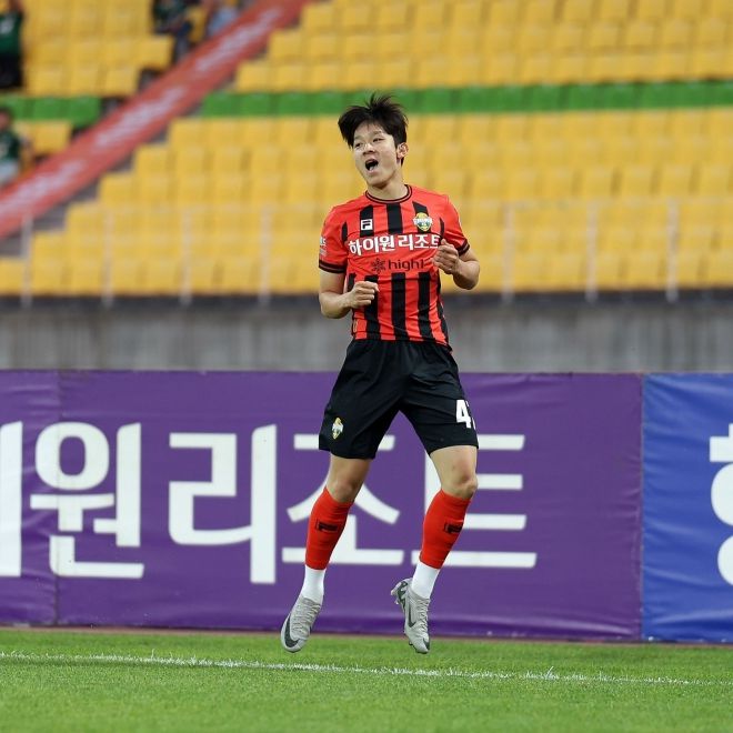 강원FC 양민혁이 2024 K리그1 홈경기에서 전북 현대를 상대로 득점한 뒤 기뻐하고 있다. 사진=한국프로축구연맹 제공