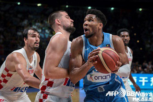 올림픽 예선에서 그리스를 상대한 다리오 사리치(맨 왼쪽)와 이비차 주박(왼쪽에서 두 번째). 이들은 야니스 아데토쿤보가 이끄는 그리스에 져서 올림픽 본선 진출이 좌절됐다. 사진=ⓒAFPBBNews = News1