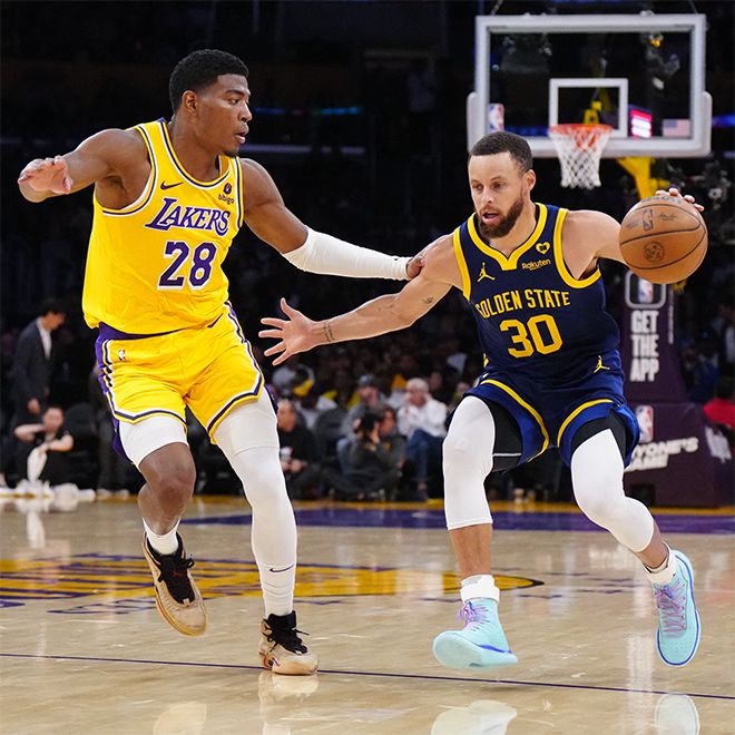 하치무라 루이(28번)가 2023-24 NBA 정규시즌 로스앤젤레스 레이커스 홈경기에서 골든스테이트 워리어스의 스테픈 커리(30번)를 수비하고 있다. 사진=USA TODAY=연합뉴스 제공