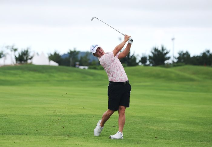 10일 열린 KPGA 군산CC 오픈 연습라운드에서 반바지를 입은 조민규. KPGA