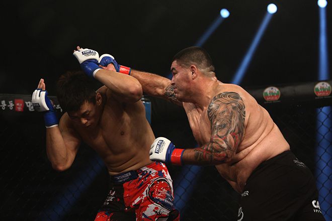 로케 마르티네스(오른쪽)가 2015년 10월 정다운을 공격하고 있다. 정다운은 2019년, 마르티네스는 2020년 UFC에 진출했다. 사진=TFC