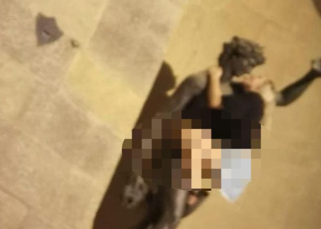 이탈리아 르네상스의 본고장 피렌체를 방문한 한 여성 관광객이 동상에 올라가 음란 행위를 하는 모습이 포착돼 충격을 주고 있다. [사진출처 = SNS]