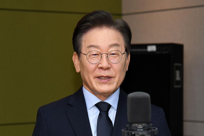더불어민주당 더불어민주당 이재명 당대표 후보가 18일 오전 서울 양천구 CBS 사옥에서 열린 더불어민주당 당대표 후보자 토론회에 앞서 인사말 하고 있다. [사진출처 = 연합뉴스]