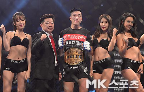 최승우가 2016년 9월 TFC 페더급 타이틀매치 승리 후 챔피언 벨트을 차고 기념 촬영을 하고 있다. 사진=천정환 기자