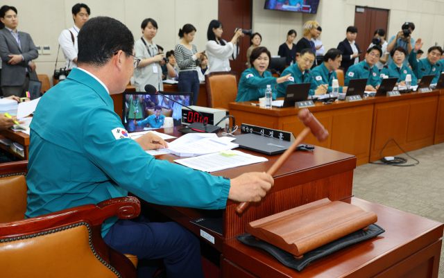 18일 국회에서 열린 행정안전위원회 전체회의에서 국민의힘 의원들이 의사진행 발언을 요청하는 가운데 신정훈 위원장이 의사봉을 두드리고 있다. [사진출처 = 연합뉴스]