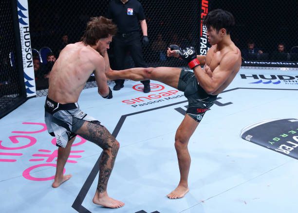 최승우(오른쪽)가 2023년 8월 UFC on ESPN+ 83에서 발차기하고 있다. 사진=Getty Images=연합뉴스 제공