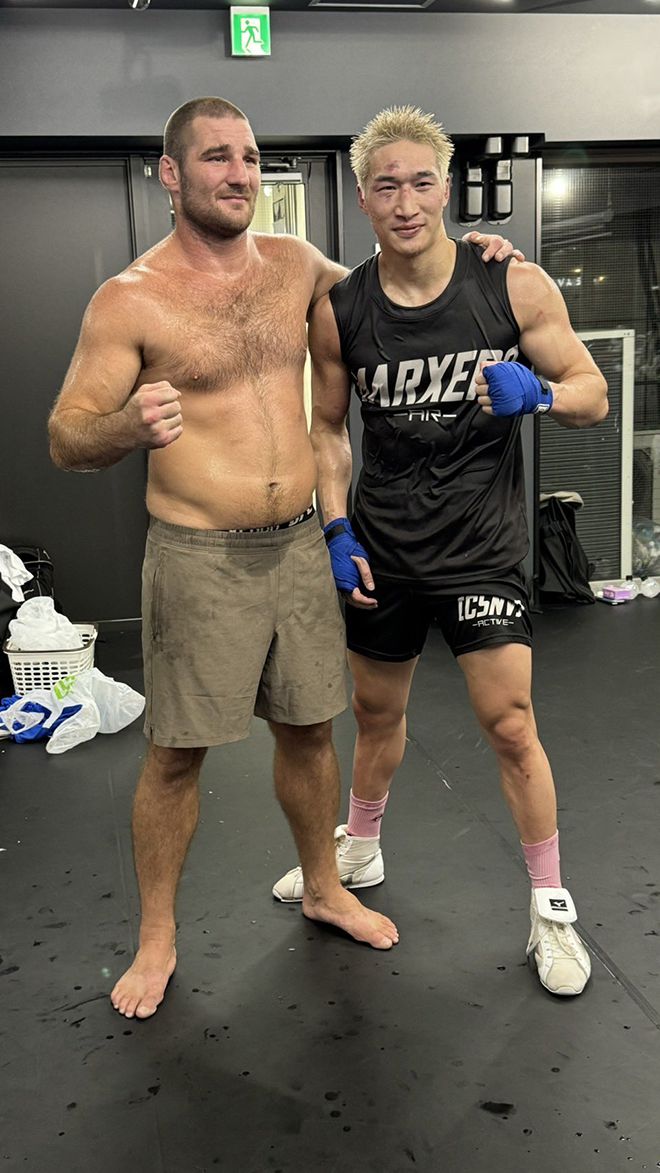 제13대 UFC –84㎏ 챔피언 숀 스트리클런드(왼쪽)와 안포 루키야가 복싱 스파링 후 기념 촬영을 하고 있다. 사진=트위터 安保瑠輝也 Rukiya anpo