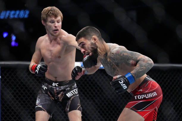 브라이스 미첼(왼쪽)이 2022년 12월 UFC282에서 일리아 토푸리아를 펀치로 공격하고 있다. 현재 미첼은 페더급 공식랭킹 13위, 토푸리아는 제6대 챔피언이다. 사진=TKO