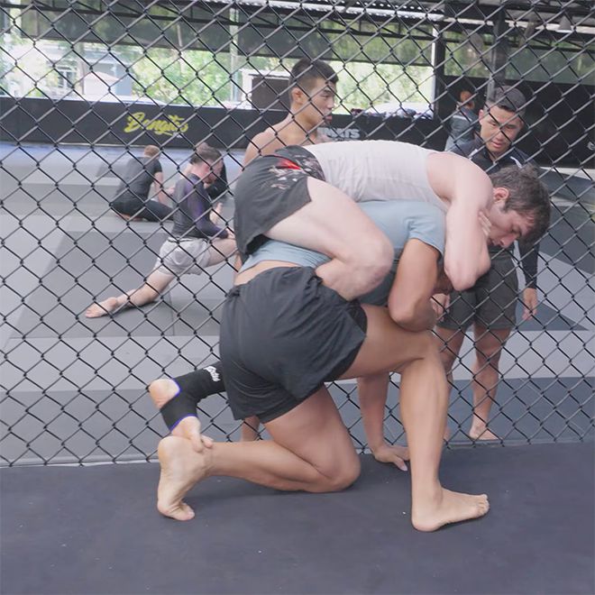 나비 자비토비치 나비예프가 서브미션 그래플링 스파링 시작 1분 12초 만에 전 UFC 웰터급 6위 김동현한테 매달려 목을 조르고 있다. 4초 후 김동현은 나비예프 팔에 탭을 쳐 패배를 인정했다. 사진=매미킴 TV 영상 화면