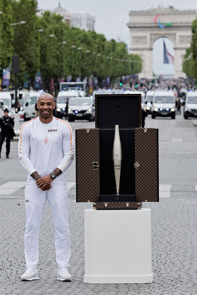 티에리 앙리 축구대표팀 감독이 명품 브랜드 ‘루이뷔통’이 디자인 및 제작한 제33회 프랑스 파리하계올림픽 성화봉 트렁크 공개 행사에서 기념 촬영을 하고 있다. 사진=AFP=연합뉴스 제공