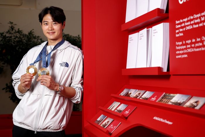 4일 프랑스 파리 오메가 하우스에서 오메가 시계를 선물받은 펜싱 국가대표 오상욱. 오메가