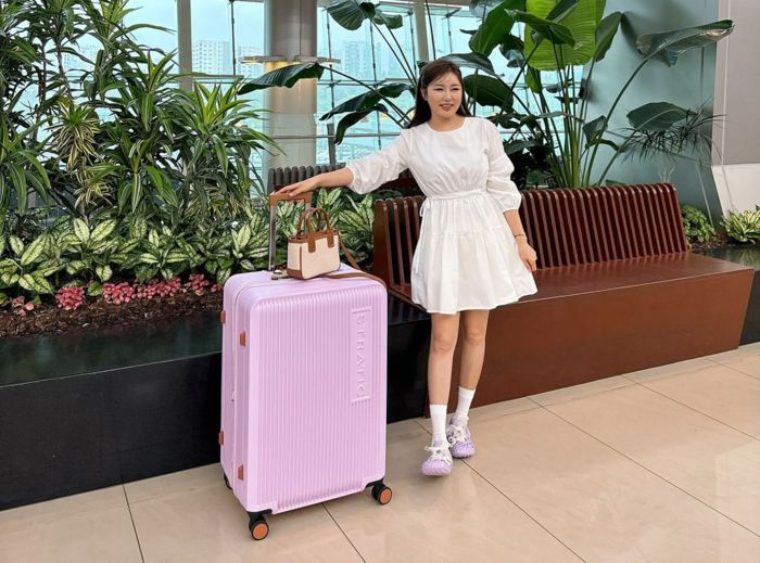 가수 송가인이 지난 7월 30일 제주도로 여행을 떠났다. 누리꾼들은 송가인이 착용한 연보랏빛 신발 및 캐리어와 하얀 원피스 구매처에 대한 정보를 구하고 있다. [사진 = 송가인 인스타그램 갈무리]