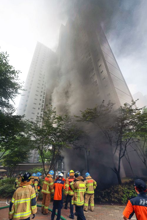 인천 아파트 지하 주차장 화재 (인천=연합뉴스) 임순석 기자 = 1일 오전 인천 서구 청라 한 아파트 지하 주차장 전기차에서 발화한 것으로 추정되는 화재가 발생해 연기가 치솟고 있다. 2024.8.1 [연합뉴스]