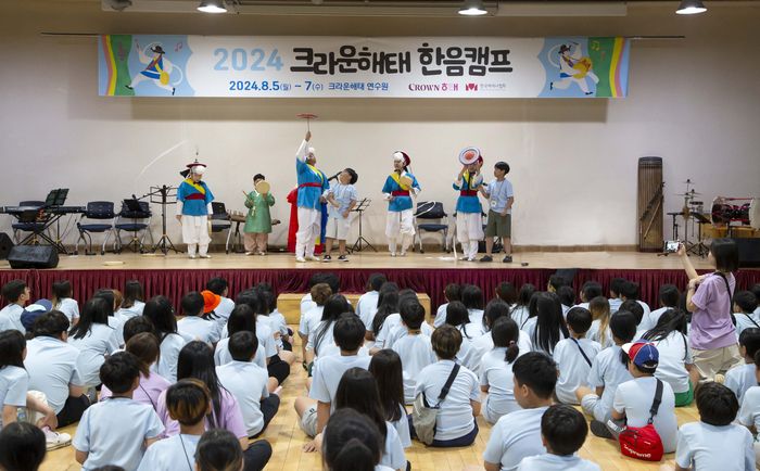 ‘소리풍경’의 한음(국악) 영재들이 객석에 있던 또래 친구들에게 버나돌리기 방법을 알려주고 있다. [한국메세나협회]