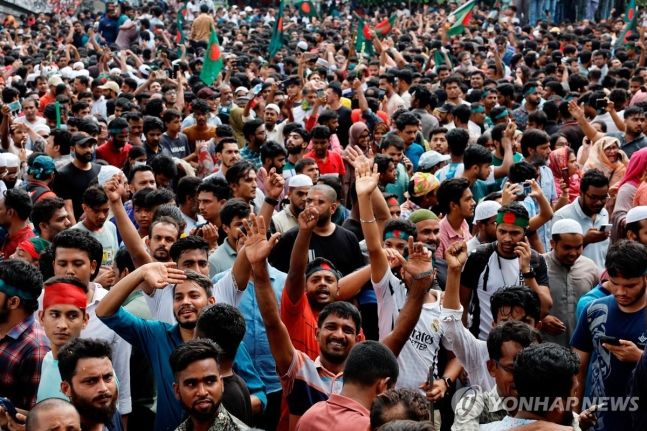 지난 5일 방글라데시 수도 다카에서 총리 사임 소식에 기뻐하는 시민들 <사진=로이터 연합뉴스>