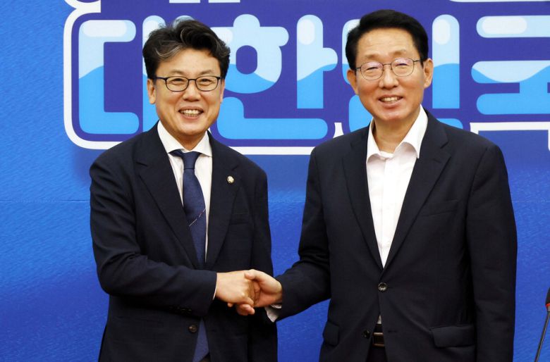 7일 22대 국회에서 처음 개최된 정책위의장 회담에서 김상훈 국민의힘 정책위의장(오른쪽)과 진성준 더불어민주당 정책위의장이 악수를 나누고 있다. 김호영 기자