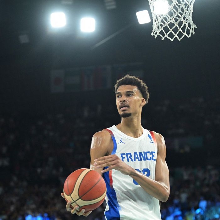 빅토르 웸반야마가 2024 파리올림픽 금메달 결정전 미국에 실점 후 프랑스 반격을 전개하기 위해 공을 잡고 있다. 사진=AFP=연합뉴스 제공