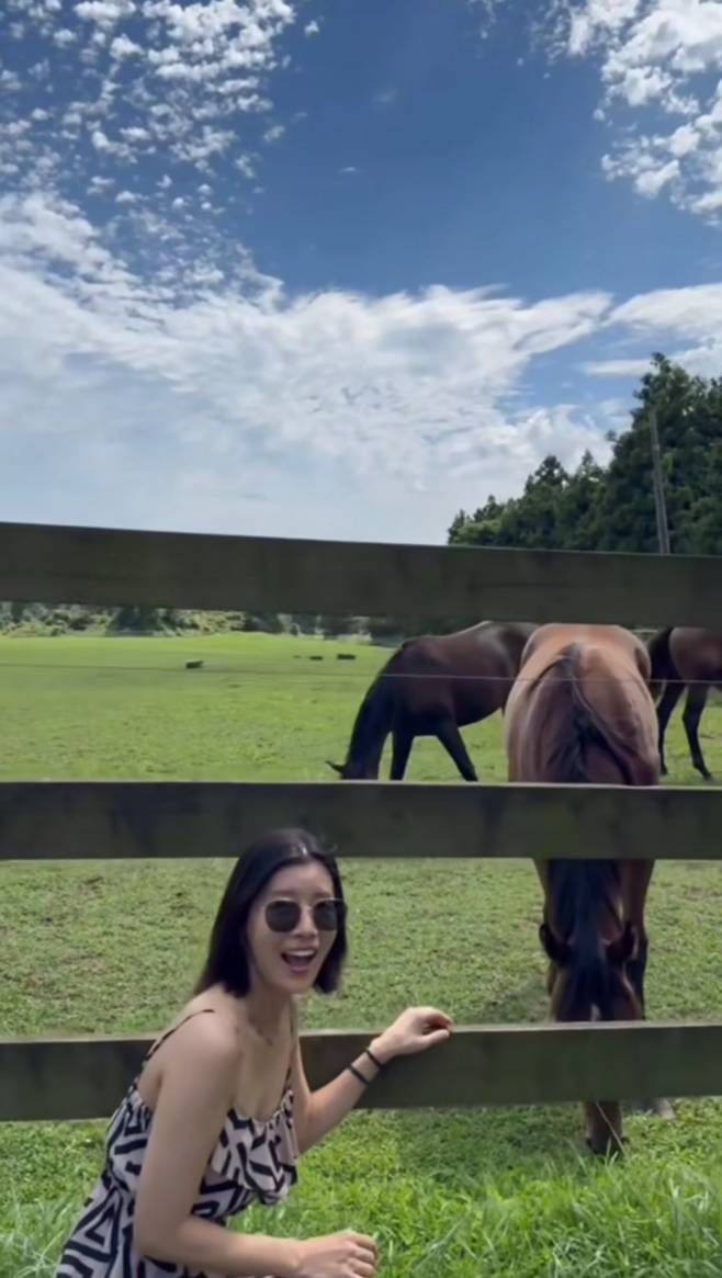 유선은 선글라스를 착용해 한층 고급스러우면서도 기품 있는 분위기를 더했다.사진=유선 SNS