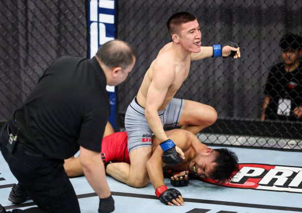 다르멘 코자야메토프가 맨손조르기로 에페라임 긴팅을 제압하고 Road to UFC 시즌2 준결승에 진출한 후 기뻐하고 있다. 사진=TKO