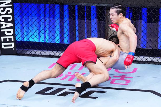 다르멘 코자야메토프(왼쪽)가 Road to UFC 시즌3 8강에서 오자키 렌(일본)을 넘어뜨리고 있다. 코자야메토프는 렌한테 25차례 테이크다운을 시도하여 16번 성공했다. 사진=TKO