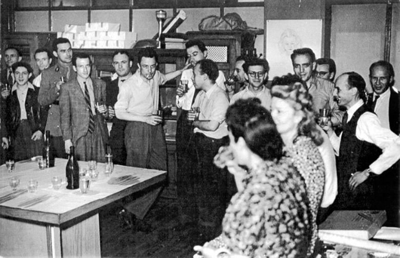 레지스탕스를 지원하는 신문 'The Combat'에서 일할 당시 카뮈. 가운데 담배를 물고 있는 사람이 카뮈다.