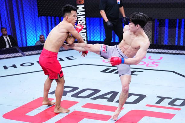 최동훈(오른쪽)이 Road to UFC 시즌3 플라이급 토너먼트 8강에서 지난 시즌 준우승자 지뉴스웨를 공격하고 있다. 사진=TKO