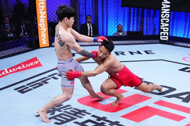 최동훈(왼쪽)이 Road to UFC 시즌3 준준결승 지뉴스웨 테이크다운을 막고 있다. 사진=TKO