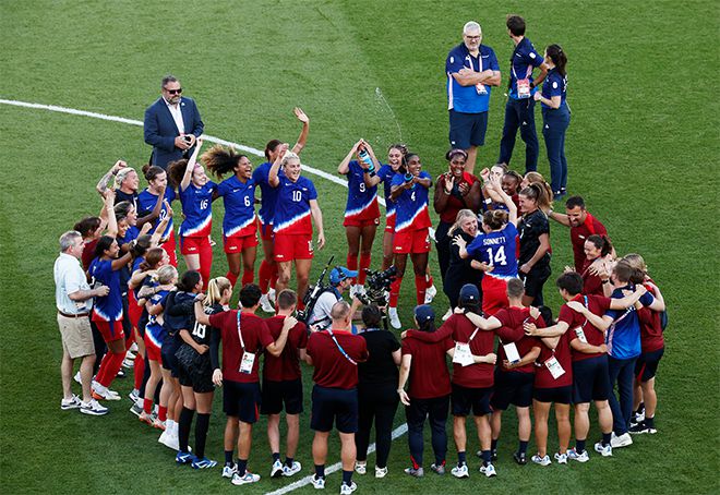 미국선수단이 제33회 프랑스 파리하계올림픽 여자축구 금메달 획득 후 기뻐하고 있다. 사진=REUTERS=연합뉴스 제공