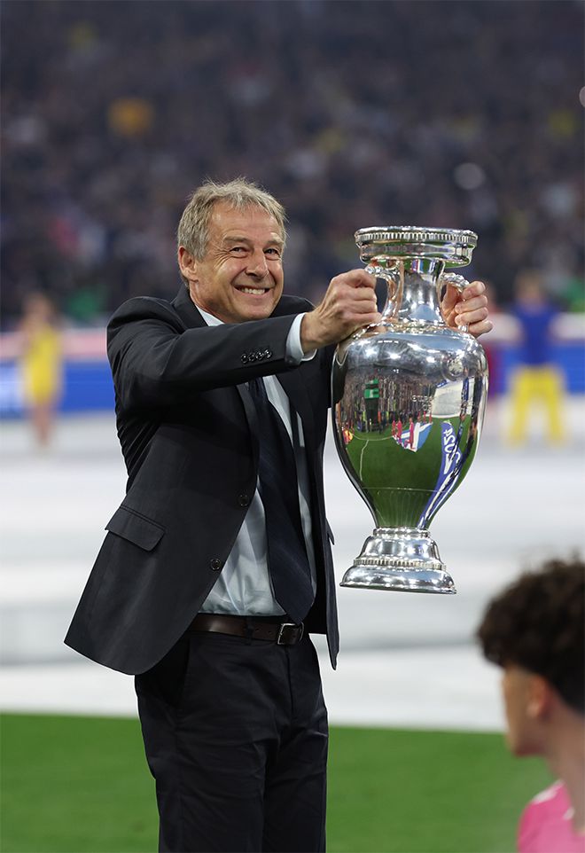 위르겐 클린스만이 2024년 제17회 유럽축구연맹 선수권대회(UEFA 유로) 개최국 독일을 대표하여 우승컵을 선보이고 있다. 사진=Xinhua=연합뉴스 제공