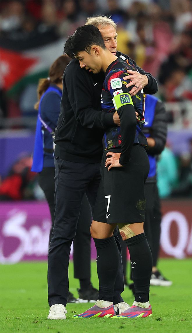 위르겐 클린스만(왼쪽) 감독이 제18회 아시아축구연맹 아시안컵 한국 결승 진출 좌절 후 주장 손흥민을 위로하고 있다. 사진=연합뉴스 제공