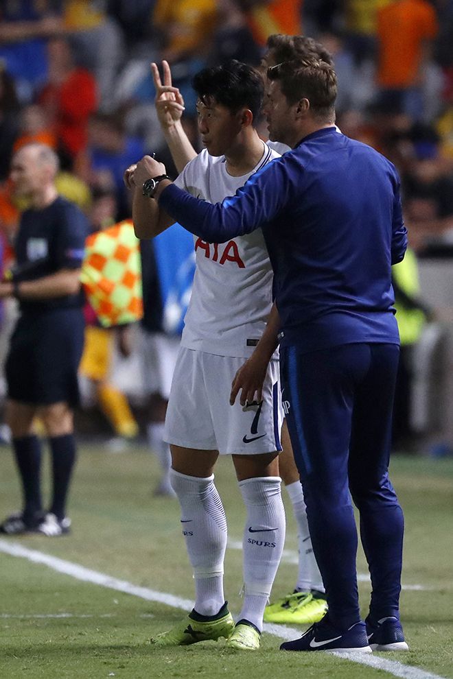 마우리시오 포체티노 감독이 2017-18 UEFA 챔피언스리그 원정경기 아포엘전 도중 토트넘 홋스퍼 손흥민(7번)을 불러 지시하고 있다. 사진=AFP=연합뉴스 제공