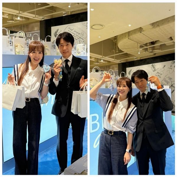 하희라가 최수종에게서 선물을 한가득 받고 행복한 미소를 짓고있다./사진=SNS