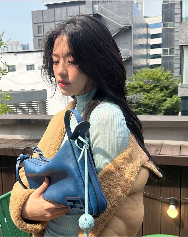 안유진은 하늘색 목폴라 니트를 착용하고 있어 청순하면서도 화사한 매력을 발산했다.사진=안유진 SNS