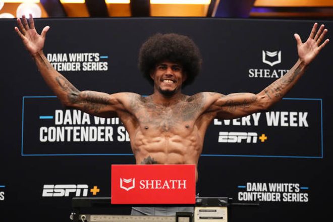 ‘컨텐더 시리즈’ 시즌8 4주차 메인이벤트 계체를 통과하는 이고르 카발칸티. 사진=TKO