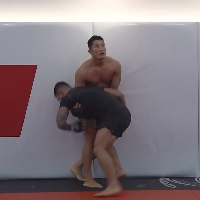 김동현이 2023년 12월 하바스 MMA 압구정 훈련에서 세계삼보선수권대회 챔피언 고석현 레슬링 공격을 수비하고 있다. 사진=매미킴 TV 영상 화면