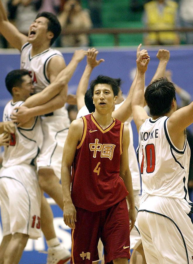 궈스창(4번)이 2002년 제14회 부산하계아시안게임 남자농구 금메달 결정전 중국 패배 후 홈팀 대한민국이 기뻐하는 것을 보고 있다. 사진=AFP=연합뉴스 제공