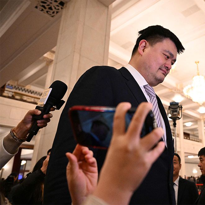 야오밍이 전국인민대표대회 개막 회의를 위해 이동하고 있다. 사진=AFP=연합뉴스 제공