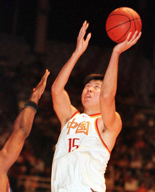 왕즈즈(15번)가 2000년 제27회 호주 시드니하계올림픽 대비 중국 홈 평가전에서 미국 NBA 선발팀을 맞아 슛하고 있다. 사진=AFP=연합뉴스 제공