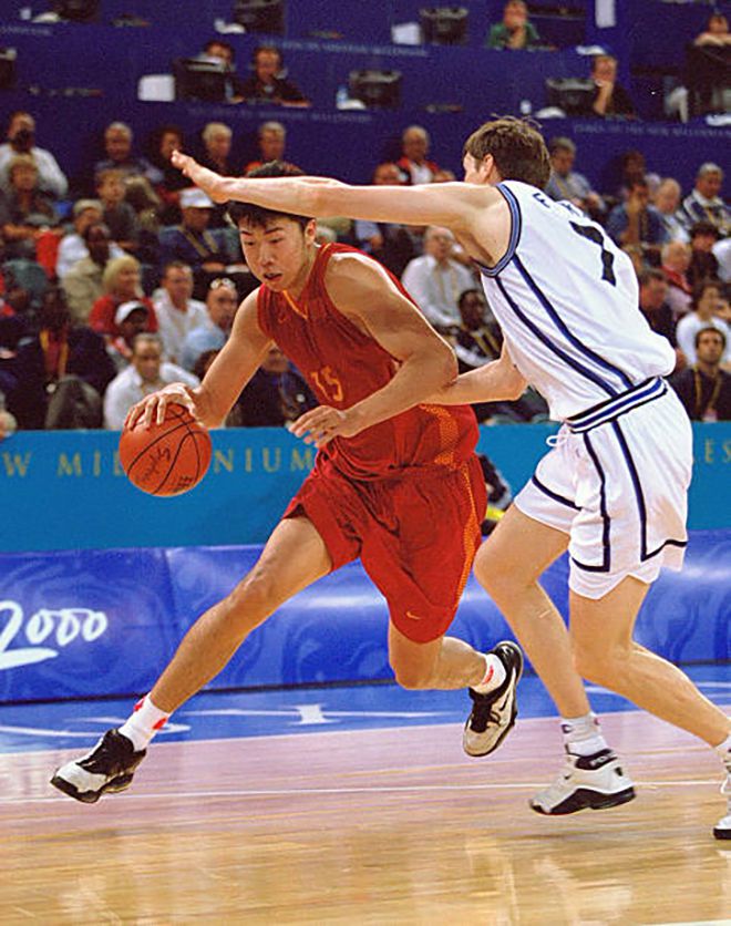 중국 왕즈즈(15번)가 시드니올림픽 남자농구 12강 A조 이탈리아전에서 수비를 제치고 페이스업 플레이를 하고 있다. 사진=Getty Images=연합뉴스 제공