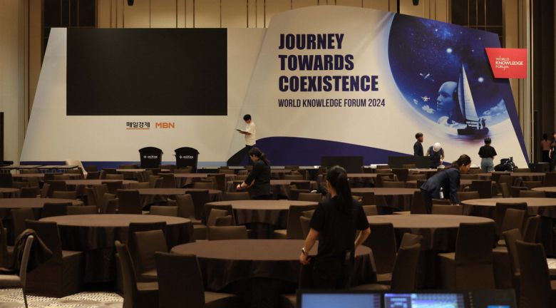 제25회 세계지식포럼 개막을 하루 앞둔 8일 인천 영종도 인스파이어 엔터테인먼트 리조트에서 관계자들이 행사 준비에 한창이다.  한주형 기자