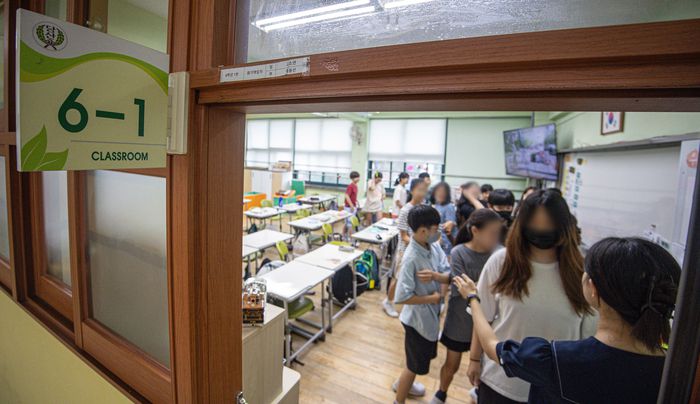 지난달 22일 서울의 한 초등학교에서 학생들이 공습대비 민방위훈련을 하고 있다. 사진은 기사 내용과 직접적인 관련 없음. [사진 출처 = 공동취재단, 연합뉴스]