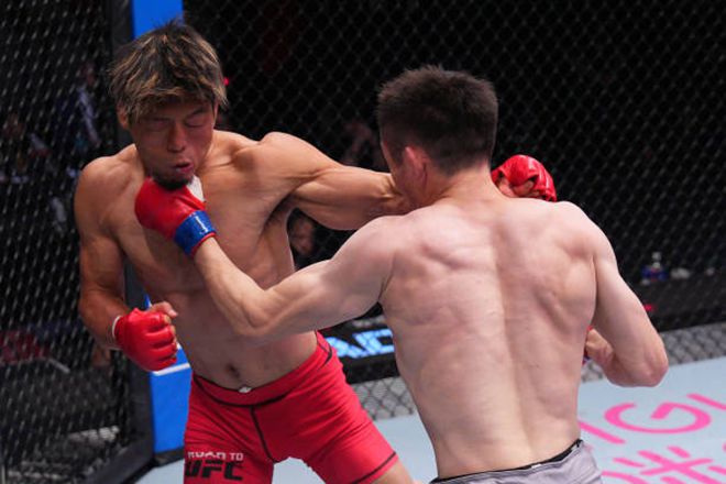 발인 제슬리(오른쪽)가 Road to UFC 시즌3 밴텀급 4강전에서 나카니시 도키타카를 펀치로 공격하고 있다. 사진=TKO