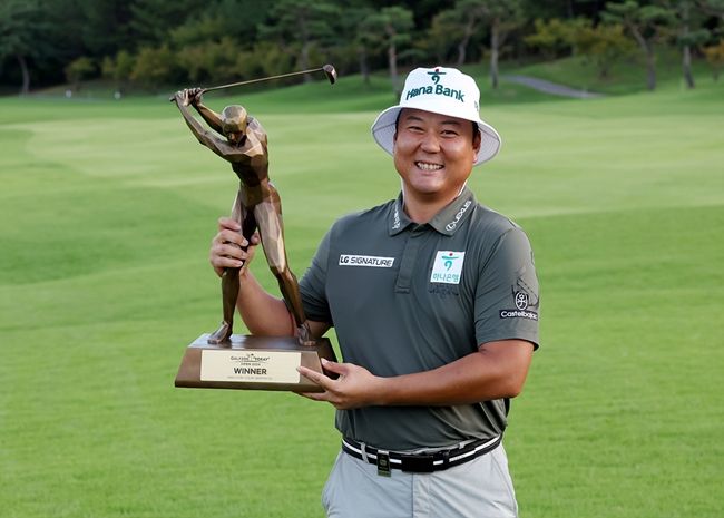 함정우가 짜릿한 18번홀 버디퍼트로 KPGA 통산 4승째를 수확했다. 사진=KPGA 제공